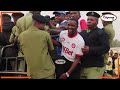 AHMED ALLY ATOLEWA UWANJANI NA GARI YA POLISI APEWA HESHIMA NZITO KAMA IGP ONA HAPA ILIVYOKUWA AHMED ALLY ATOLEWA UWANJANI NA GARI YA POLISI APEWA HESHIMA NZITO KAMA IGP ONA HAPA ILIVYOKUWA