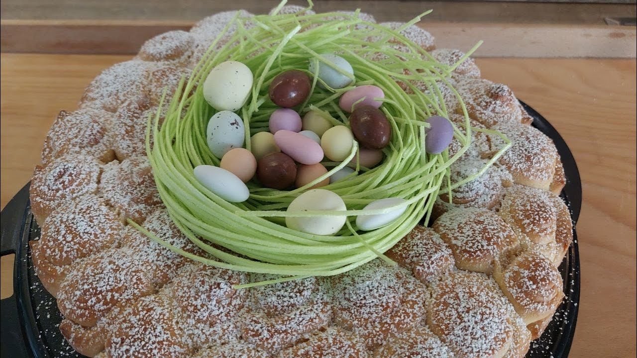 Oster Hefe Kranz / Easter yeast wreath - YouTube