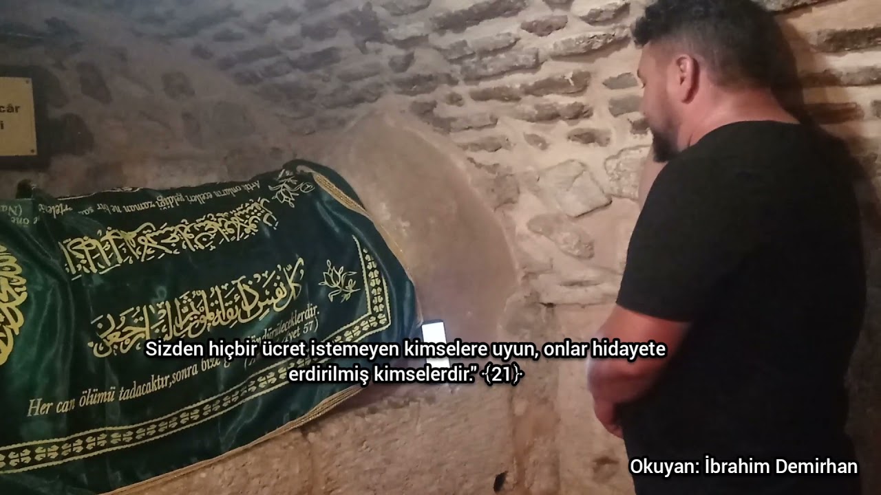 Habibi neccar hazretlerinin mezarında Kuran Okuyan Adam İbrahim Demirhan Hatay Antakya yasin 2 sayfa