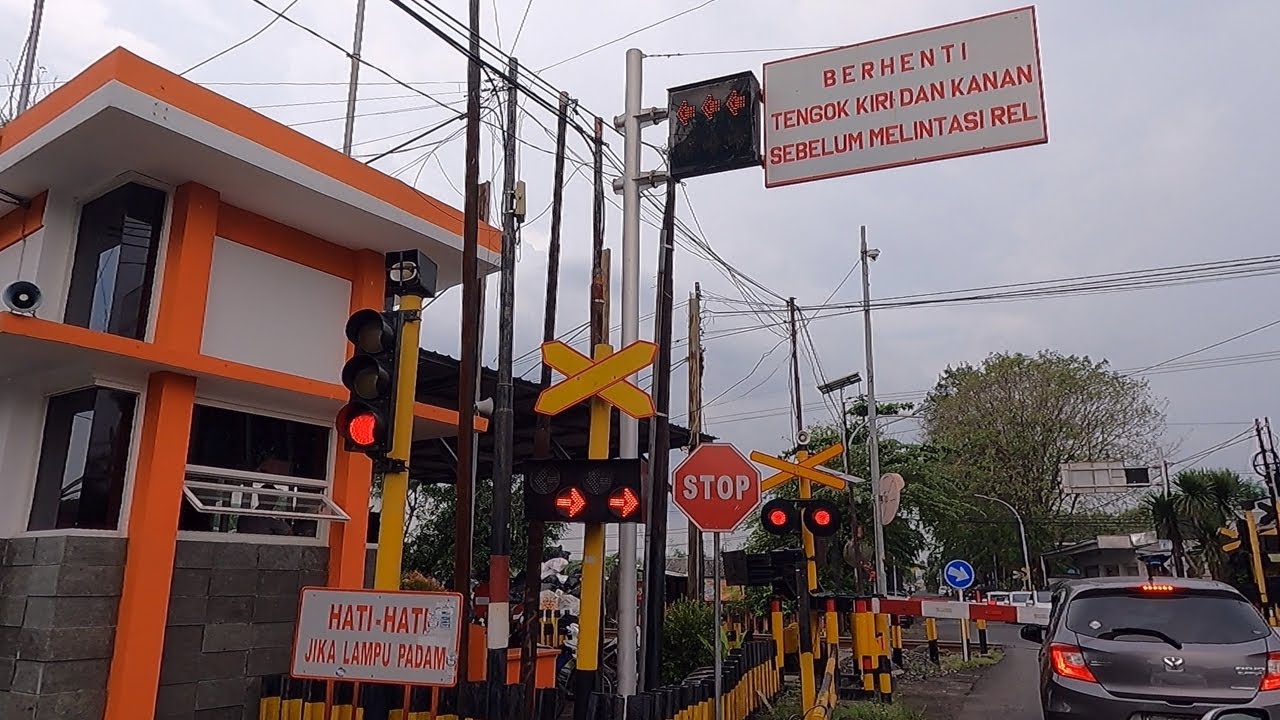 Perlintasan KA Ketintang Selatan Sirine Bentrok Baru 2022