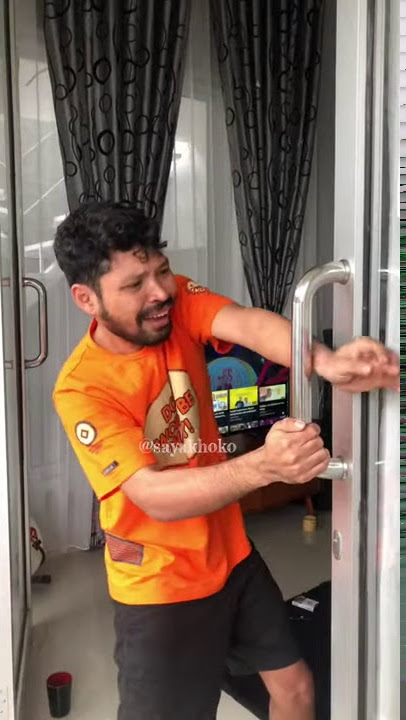 TANGAN GAK BISA LEPAS DARI PINTU!!
