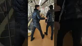 Gənclər metroda nalayiq hərəkətlər etdi, polis məsələni araşdırır