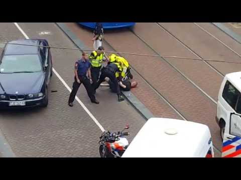 Poolse automobilist flink aangepakt door politie op Singel in Amsterdam Poolse automobilist flink aangepakt door politie op Singel in Amsterdam