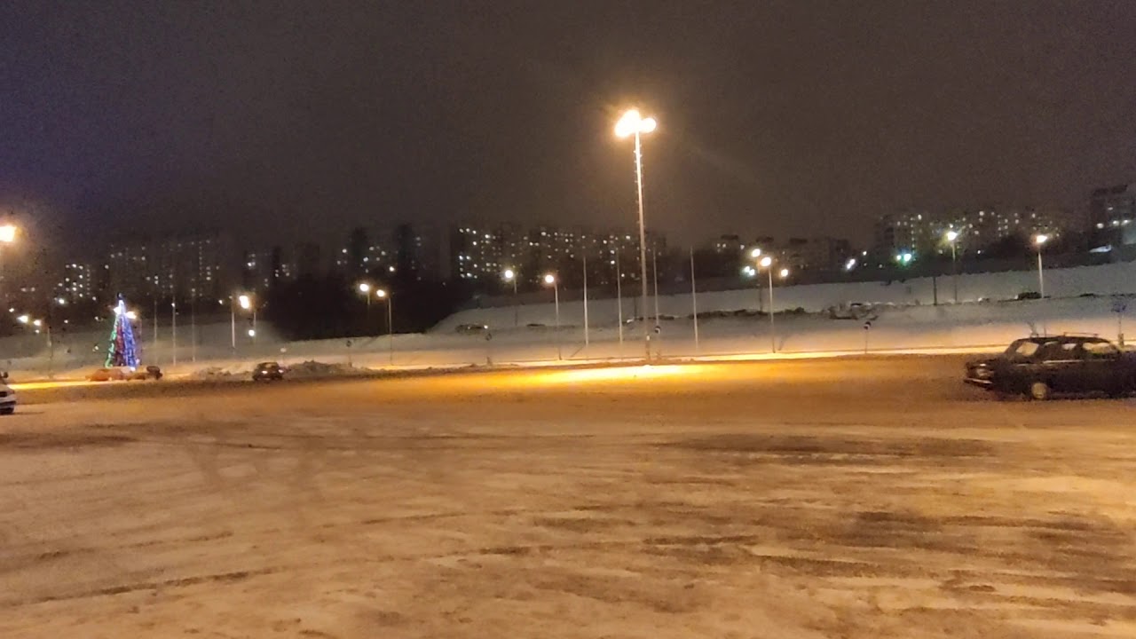 Дрифт на ВАЗ(ах) , парковка Ашан \"Братеево\" 4.01.2021. - YouTube