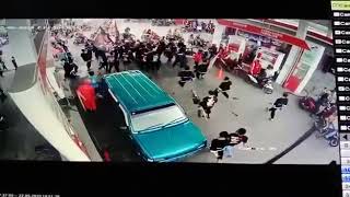 Rekaman CCTV pemotor hampir di kroyok masa