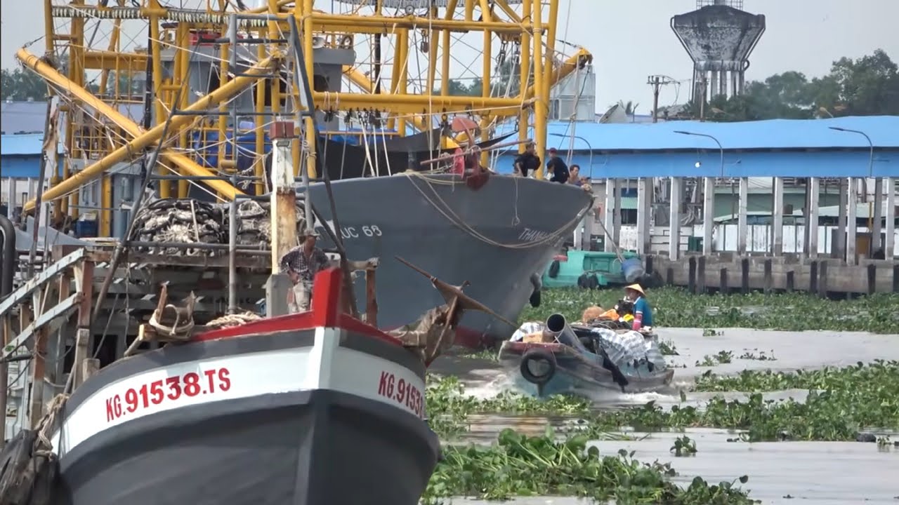 Tân trang tàu cá khổng lồ và những cặp ghe cào lớn nhất miền Tây xuất hành