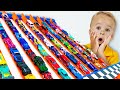 Chris juega con autos Hot Wheels y construye una ciudad Hot Wheels