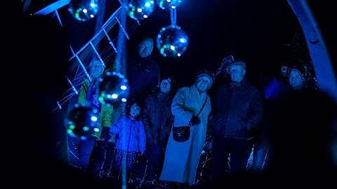 Wow! Pendulum wave machine at night - unbelievable, hypnotic effect!