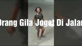 Ngakak! Orang Gila Joget Di Pinggir Jalan