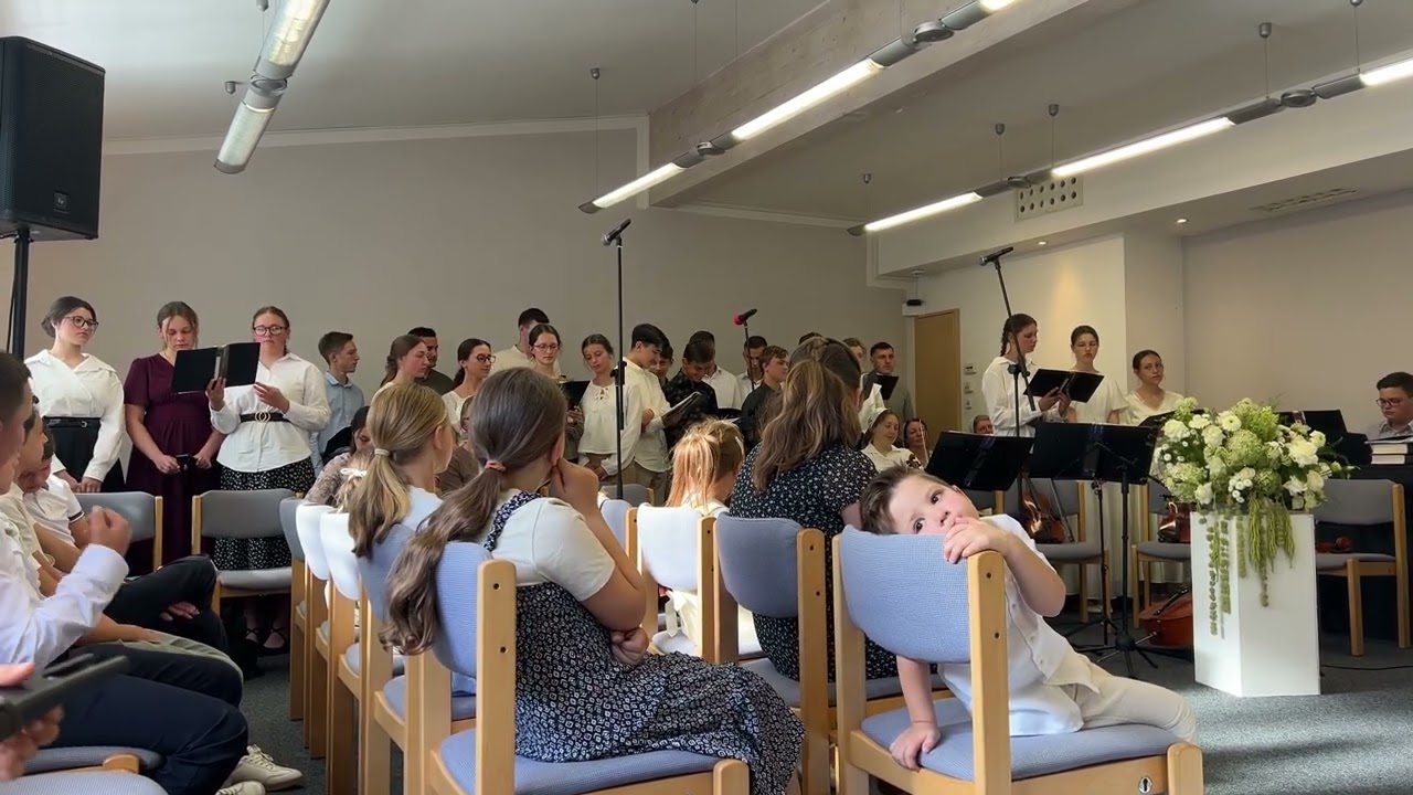 Пение молодёжи: «Тихая ночь окружала в саду»