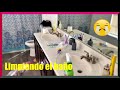 Limpiando el baño / Cleaning the bathroom