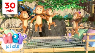5 petits singes sautent sur le lit 🙈 | Chansons avec des Animaux pour Enfants | HeyKids en Français