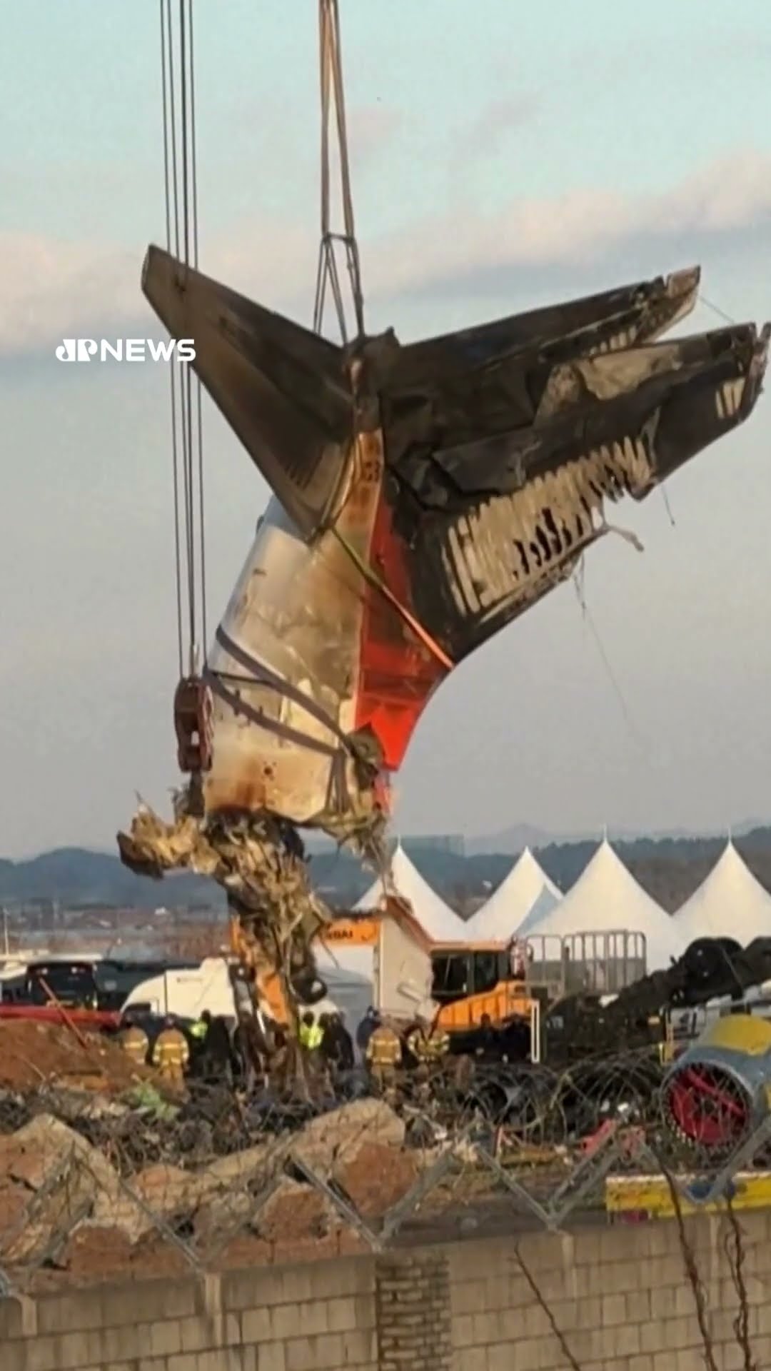Coreia do Sul começa a remover os destroços do avião da Jeju Air após acidente #shorts