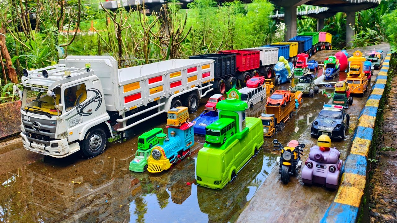 Wow !!! Mobil Truk Tronton Panjang Bongkar Penuh Mobil Mobilan Truk Mixer, Forklift, Ambulan 