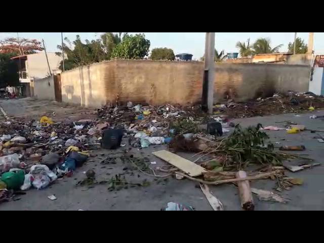 Moradores do Jardim Peró, em Cabo Frio, tocam fogo na rua por