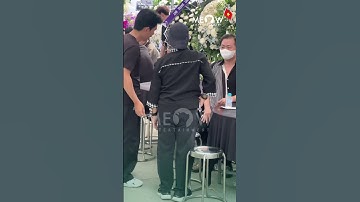 Nghệ sĩ Bạch Long lặng lẽ xuất hiện tại tang lễ cố NSUT Ngọc Trinh