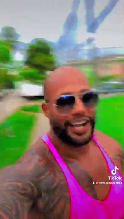 The Rock Brasileiro dando pinta na praia do Recreio #shorts 