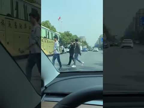 突发!51信用卡遭浙江警方调查 现场警车云集