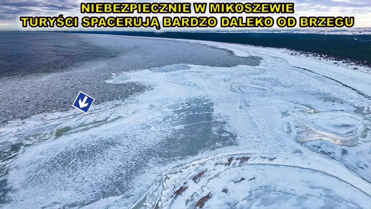 Niebezpiecznie w Mikoszewie – turyści spacerują bardzo daleko od brzegu.