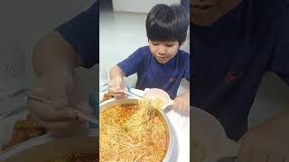 대왕뚜껑 라면 먹방 도전한 초딩의 최후! ㅋ