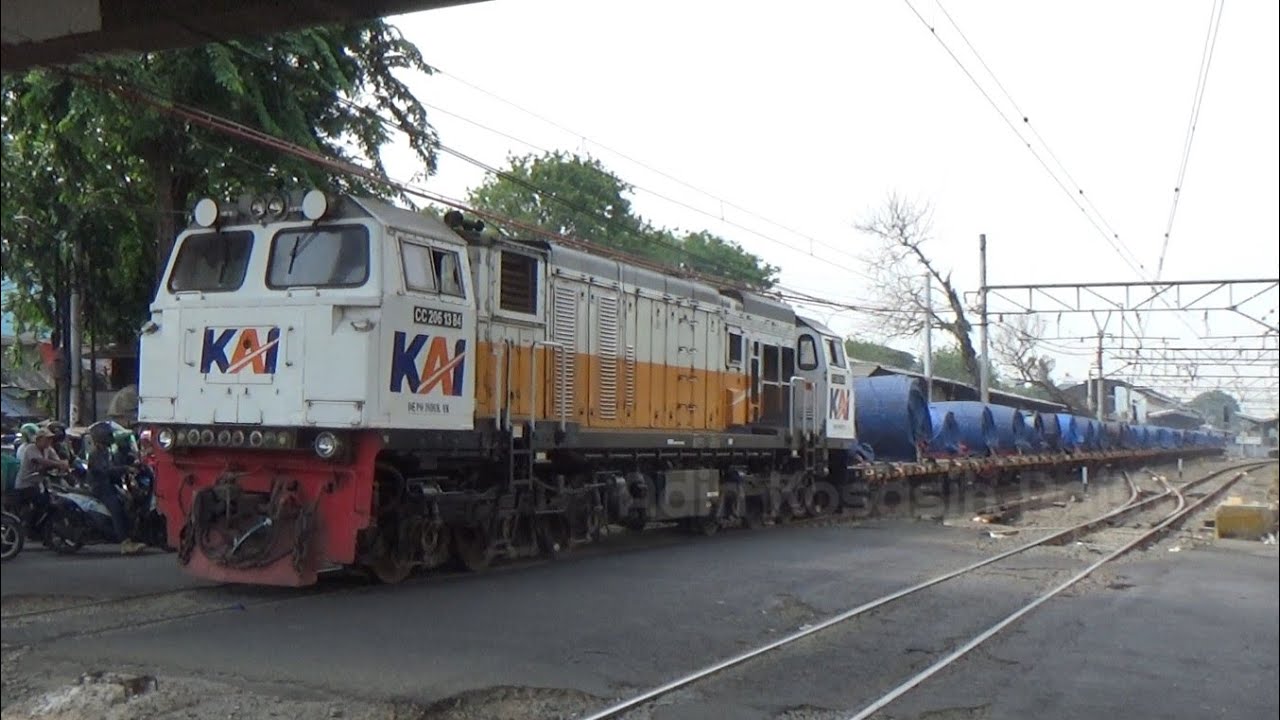 TELAT PARAH...!! CEGAT KERETA API BAJA COIL KESIANGAN || JPL 5 TUBAGUS ...