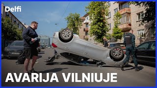 Tiesiogiai iš įvykio vietos: Vilniuje apvirto, įtariama, girto vairuotojo automobilis