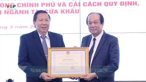 Trao Bằng khen cho tập thể, cá nhân đóng góp tích cực về cải cách TTHC