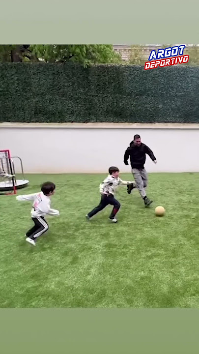 Messi no se atreve a mirar a las mujeres con las que se fotografía por esta razón… - YouTube