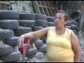 CN: Mujer constructora de muro de llantas