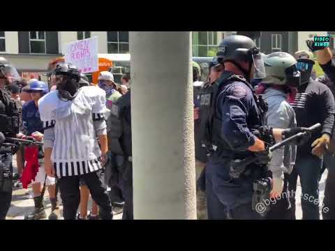 Antifa-activists clash with police forces at Wi Spa counter-protest in Los Angeles. – © Videokings