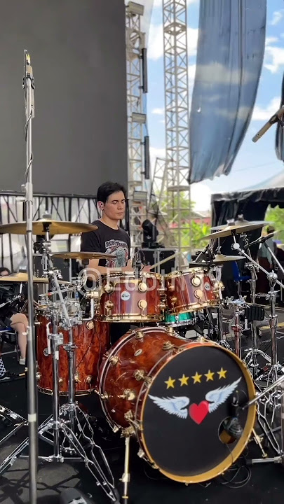 Tyo nugros adalah vampire #dewa19 #live #tyonugros #ahmaddhani