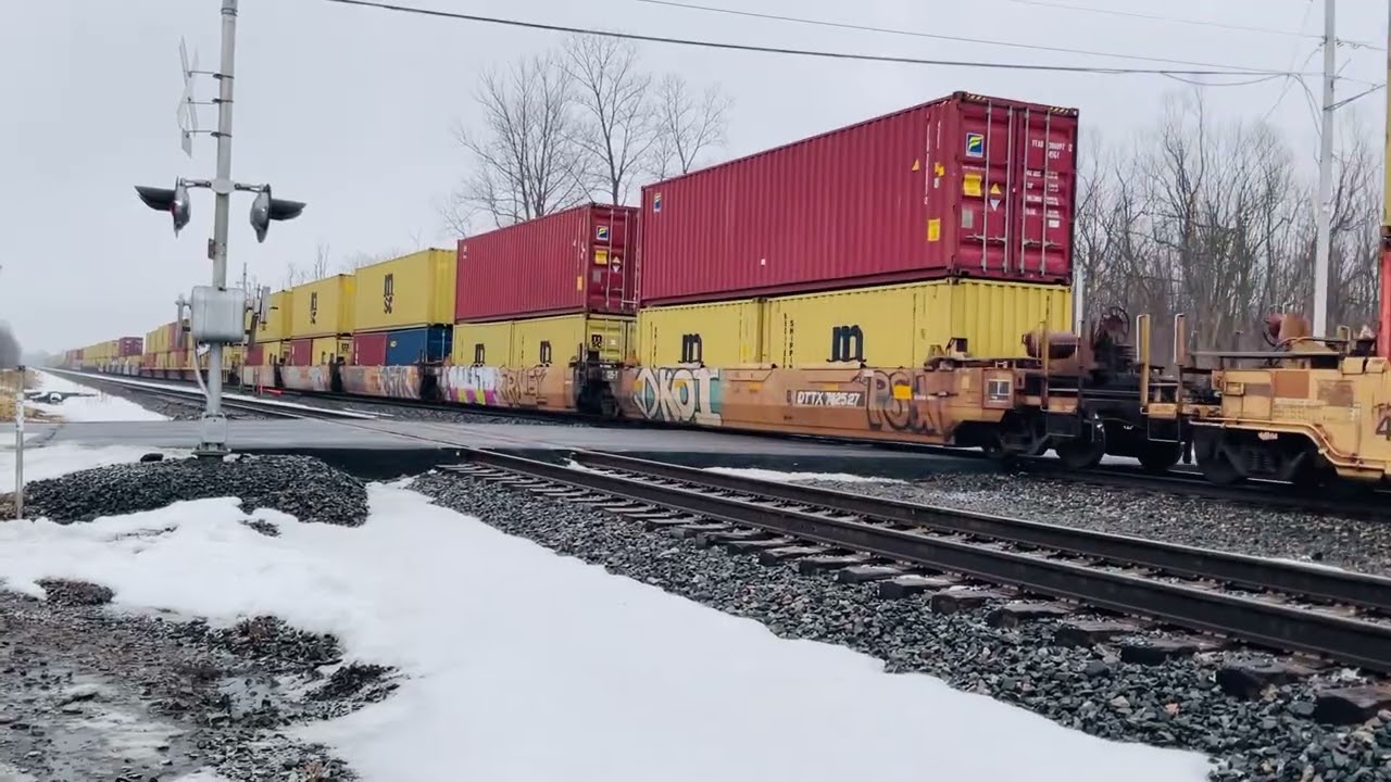 CSX SD70MAC 4532 leads long westbound stacker I163 through kirkville