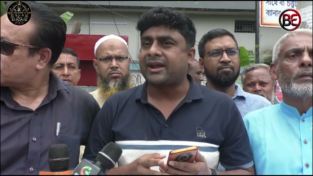 নেসকো পিএলসির প্রধান কার্যালয় রাজশাহী থেকে বগুড়ায় স্থানান্তরের দাবিতে মানববন্ধন করেছেন ।