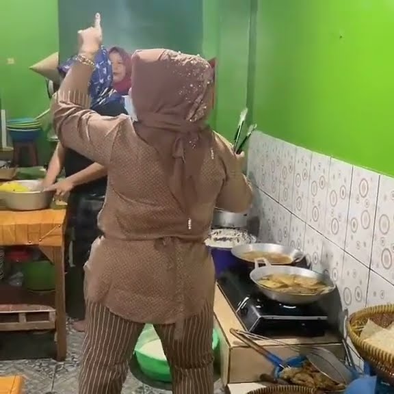 goyangan masak ibu ibu ini emang mantap#bantu suscrebe#