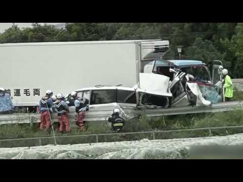 #1036 群馬県伊勢崎市の国道17号でトラックが車2台と正面衝突事故。トラックが中央分離帯を超えて反対車線に突っ込みました。多くの人が軽傷または重傷を負い、死亡した
