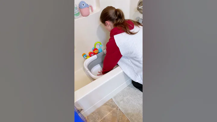 This is the baby bathtub you should add to your baby registry! Collapsible tub with infant inserts