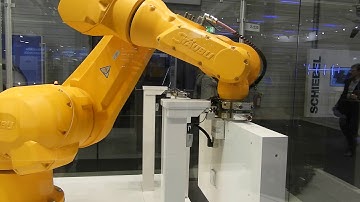 ILA2018 - Industrial Robot Demonstrates Toolchange Ability