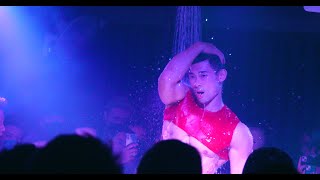 Sexy Hugo Gogo Shower Dance 4K | Floppy Peng