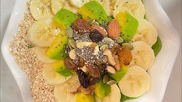 08: Cách làm Smoothies bowl-Bơ, chuối, cải bó xôi và granola.