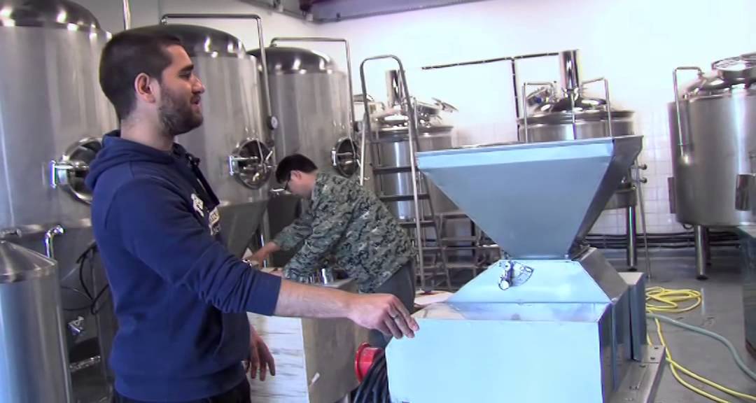 Le Dossier De L Eco Les Petites Entreprises D Axel Et Maria Youtube