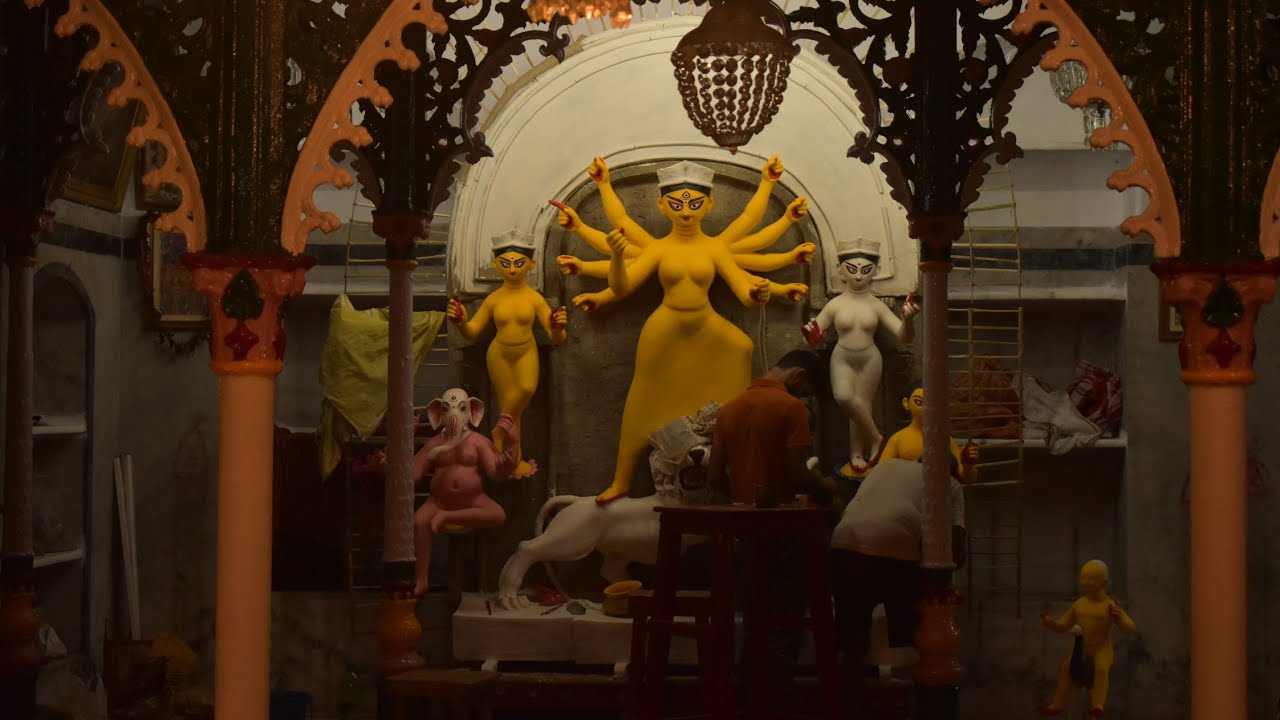 Daw Bari চক্ষুদান - Drawing the eyes of MAA DURGA at DAW Bari - North Kolkata Bonedi Bari Durga Pujo