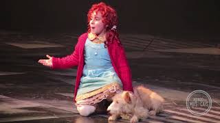 Video thumbnail of "Annie - O Musical: "Amanhã" (Tomorrow) + Letras"