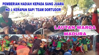 pemberian hadiah kepada sang juara satu team DORTUDOR kerapan sapi Ketapang Sampang Madura