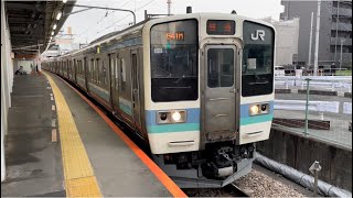 国鉄211系1000番台N318＋N328編成が回送電車として警笛を鳴らして流しノッチをしながら豊田駅を発車するシーン（回541M）2022.8.26