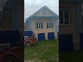 красивый дом и сельская техника