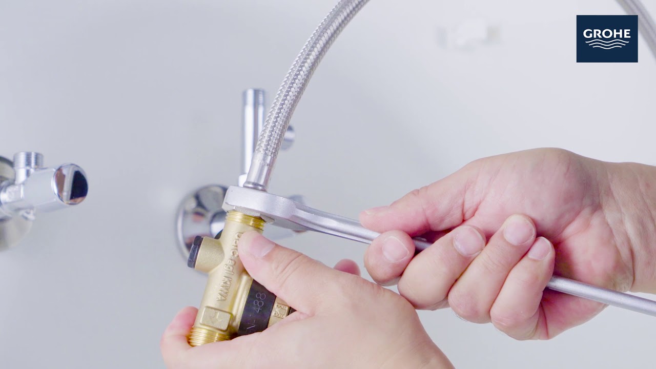 Op de kop van kort naast Installatievideo GROHE RED Compact 3-in-1 kokendwaterkraan met 4 liter  boiler - YouTube