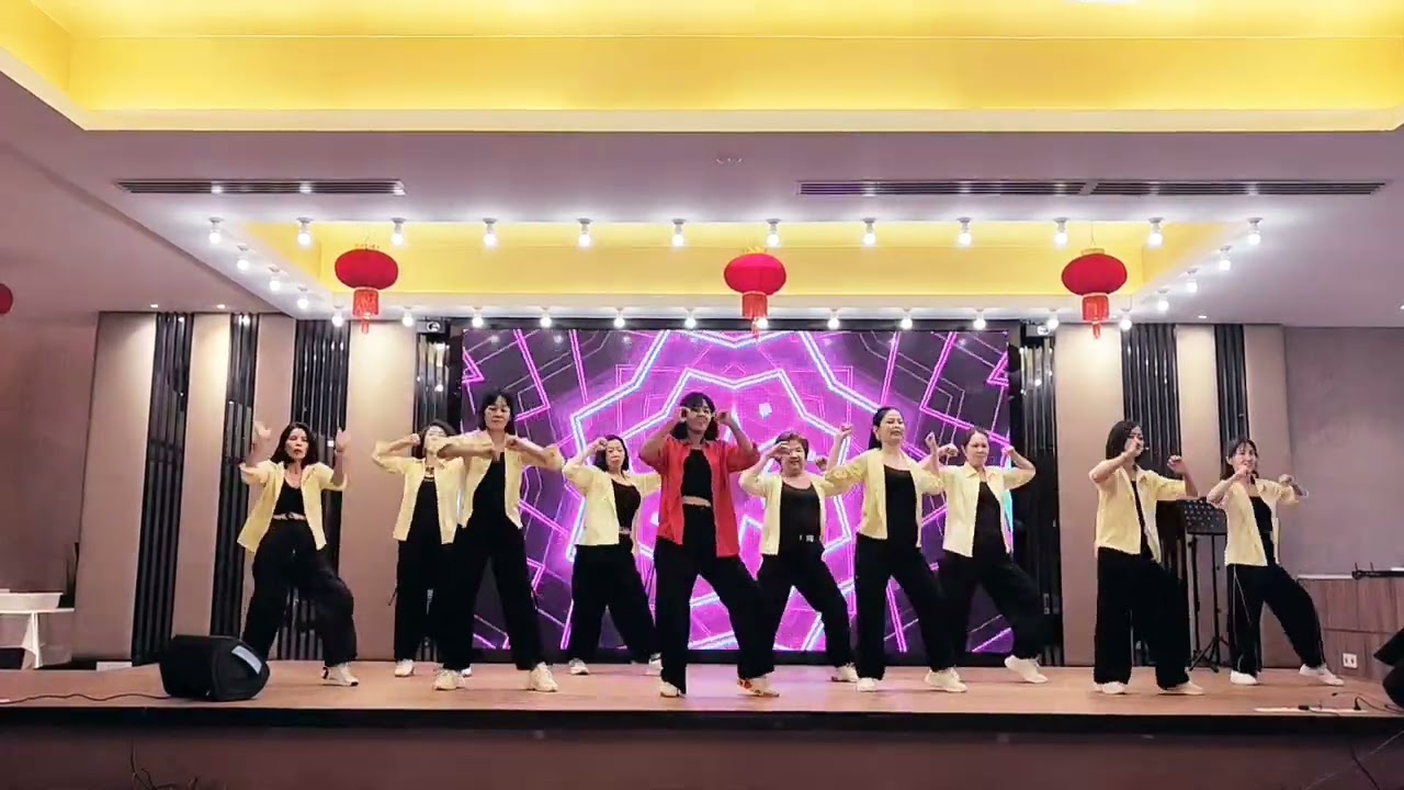 不配说爱我(最潮广场舞)