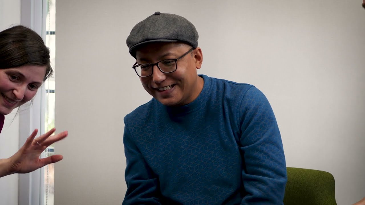 What role does iconicity play in the development of sign languages around the world?