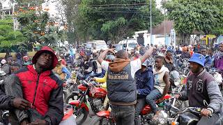 MAZISHI YA KIJANA ARUSHA ALIYEFARIKI NA KUKUTWA DARAJANI NA PIKIPIKI, TAZAMA WALICHOKIFANYA WENZAKE