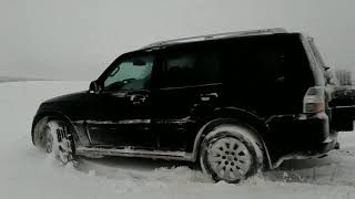 Mitsubishi Pajero IV snow